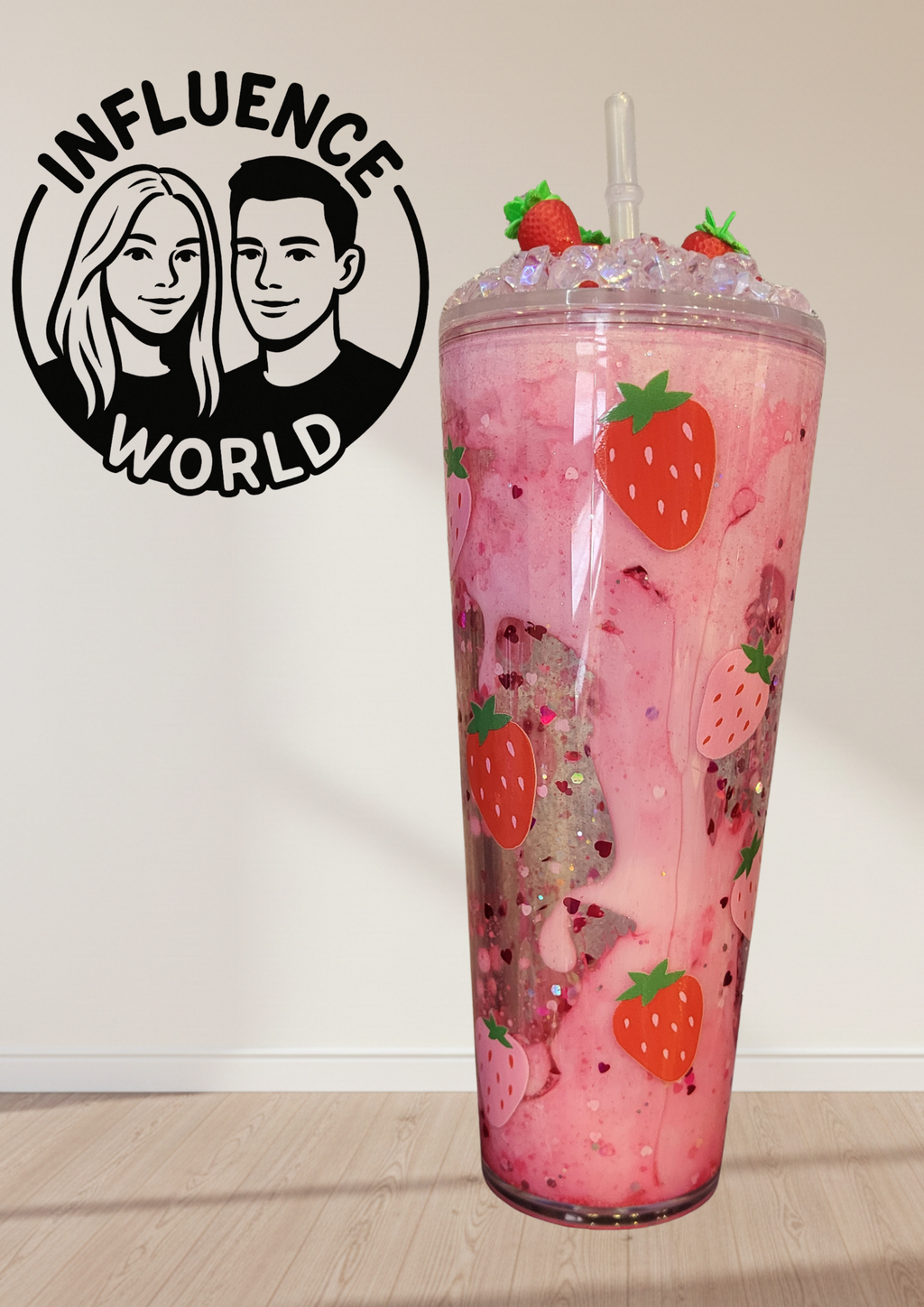 Strawberry Dream Drip Tumbler – Großer Snowglobe Becher mit Erdbeer-Dekor auf Deckel